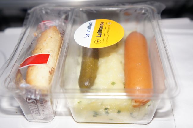 一応、夕食！？<br />なめてかかってたこの機内食、意外と美味（笑）<br />ソーセージも酸味が効いたマッシュポテトもＧｏｏｄだった！