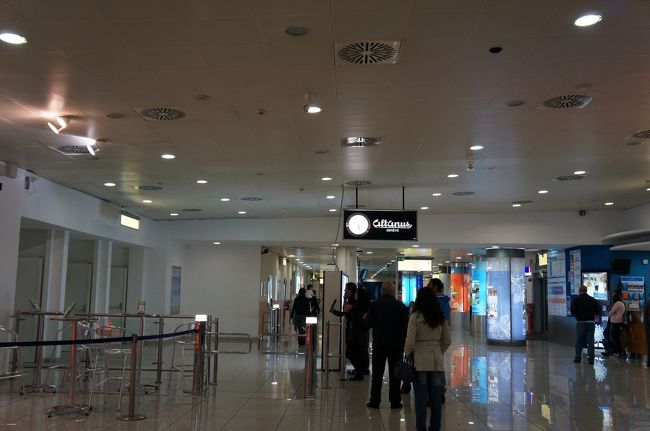 無事にナポリ到着！<br />カポディキーノ空港は、こじんまりしてるけどキレイな空港。<br /><br />ここでいきなりボッたくられる！？<br />若干フライト疲れもあるし、大きな荷物もある。ナポリはイタリア１危険な街って聞いてたから、ホテルまではタクシーで行くことに。<br />予めネットで相場を調べてたけど、やっぱダメだった。。<br />２人で約４０ＥＵＲだって。<br />何言っても聞かないおじさんにイライラしつつも、疲れてたし言われた金額を払うことに。<br />ムッきー!!!これからのイタリア旅、気を引き締めていかないと！