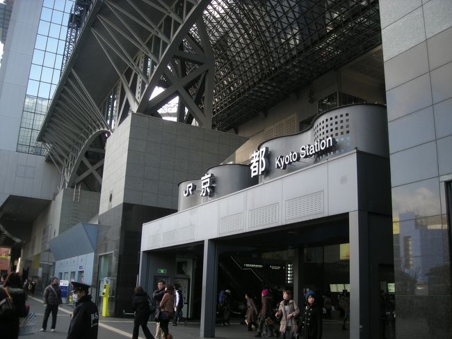 友人と京都駅で待ち合わせ。<br /><br />広くって、どこへ行ったらいいかわからず、小さく迷子。