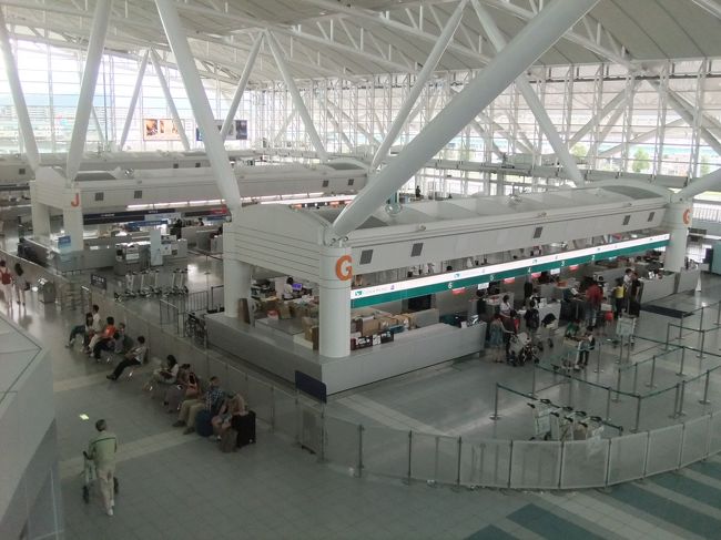 １２時で仕事を終え、たまたま外出する先輩に駅まで送ってもらって新幹線で博多へ。<br /><br />いつものように地下鉄+国際線連絡バスで移動して福岡空港に到着！<br /><br />今日はラウンジが使えないので、チェックイン後は空港内をブラブラしてみた。<br />出発階は３階で、いつもチェックイン後はすぐに出国してしまうので、行ったことのなかった４階へ。<br />飲食店が何軒かあったくらいで特に何もなかった。