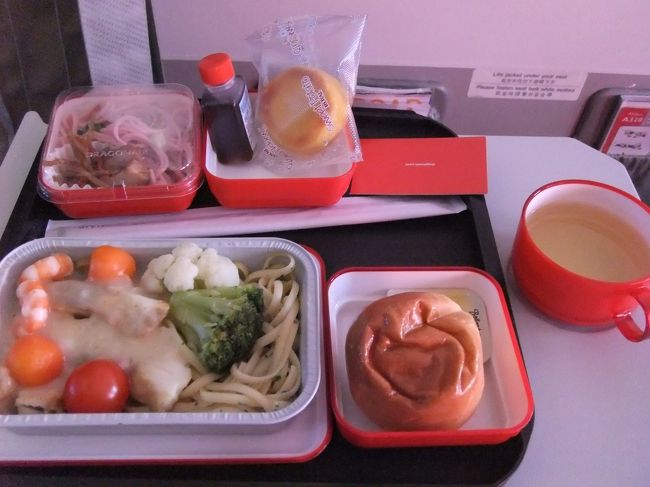 機内食は期待しないほうがいいかな。<br />CAさんは感じよかったけど、３−３配列で個人モニタがないのは残念。<br />