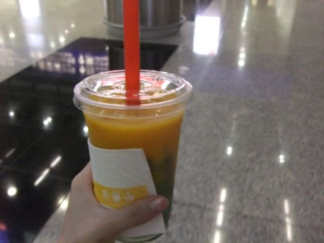 そして食後はお隣の許留山でアロエ＆マンゴーをテイクアウト。