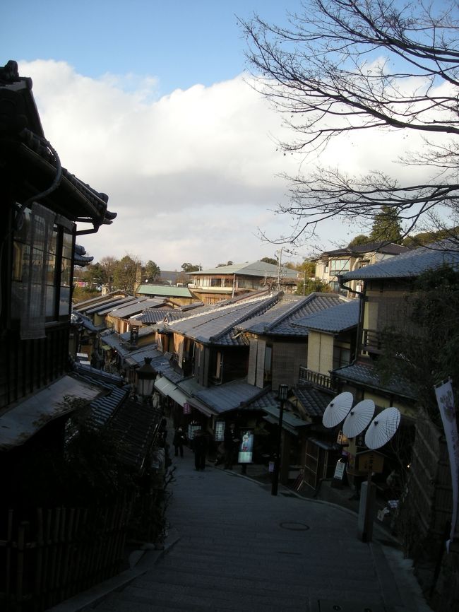 ここで躓くと二年以内に死ぬといわれている二寧坂。<br />石畳なので気を付けてという警句。<br />