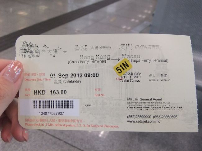 席は出国前のカウンターでシールを貼られます。