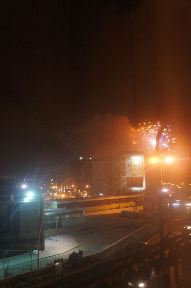 ホッと一息ついていると、ドーンドーンって音が。<br />何だろう？って外を覗いてみると、花火！