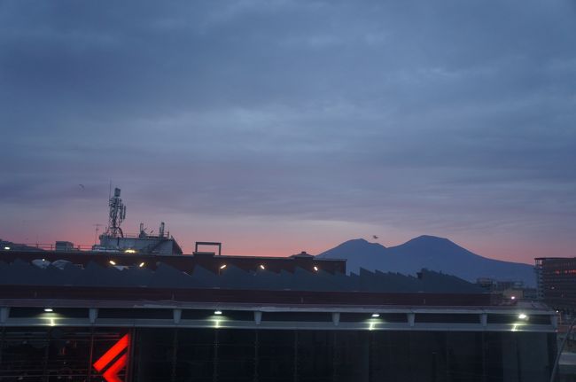 ☆２日目☆<br /><br />ナポリ中央駅越しのヴェスヴィオ火山。<br />朝焼けがキレイ☆