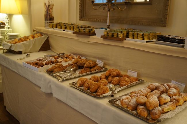 ホテルの朝食。<br />パンやハムが豊富。<br />生野菜が食べたかったけど、ここのホテルはなかったな。<br />フルーツも缶詰。。。