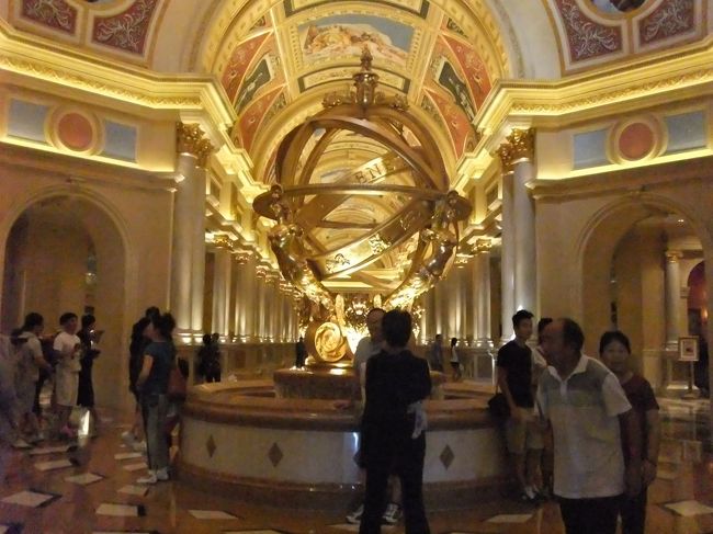 出発後１時間程でマカオに到着。<br />タイパ島に着きます。<br /><br />入国後はヴェネチアンのシャトルバスに乗り込みます。