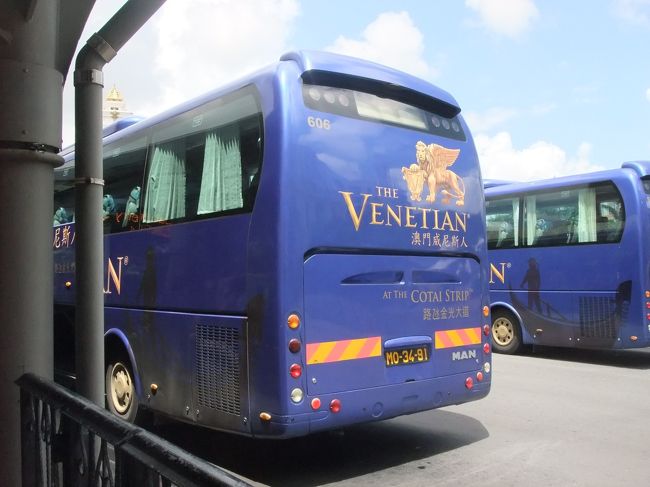 ブラブラしてみたものの、特に欲しいものがあるわけでもないので、さっさと次へ移動することに。<br /><br />今度はマカオフェリーターミナル行きのシャトルバスに乗り込み、一度フェリーターミナルへ。