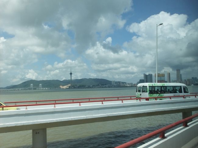 そこからリスボア行きのシャトルバスに乗り換えます。<br />シャトルバスは本数多いので、ほとんど待ち時間なく乗れました。