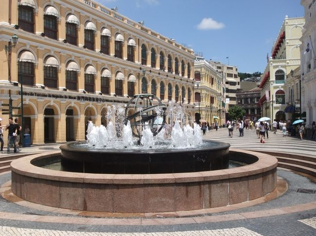 現金が少なかったのでリスボアのカジノで両替しましたが、何も言わなくても香港ドルが出てきました。<br /><br /><br />リスボアから歩いて数分でセナド広場に到着。