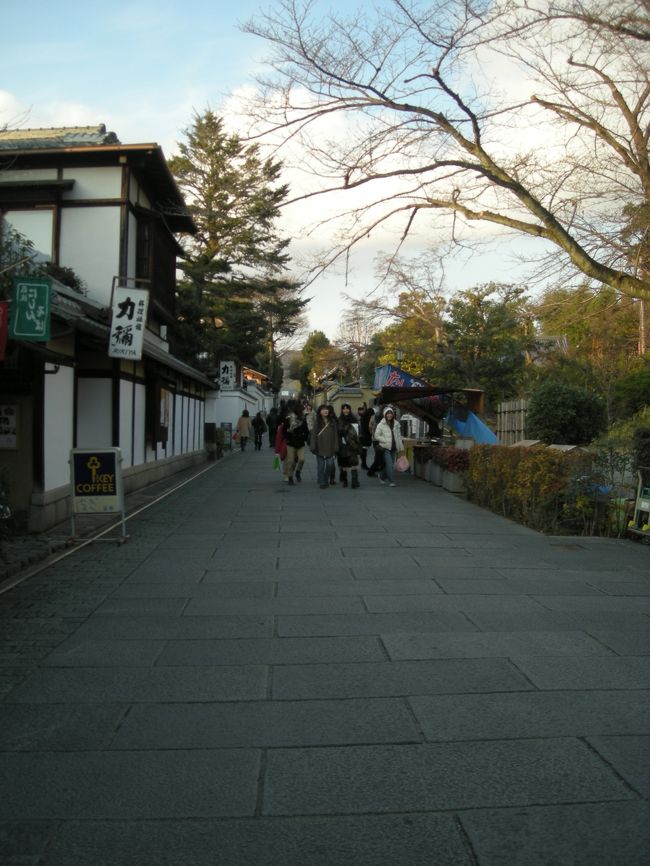 祇園に向かって歩いていきます。<br />散歩が楽しい街ですわ。