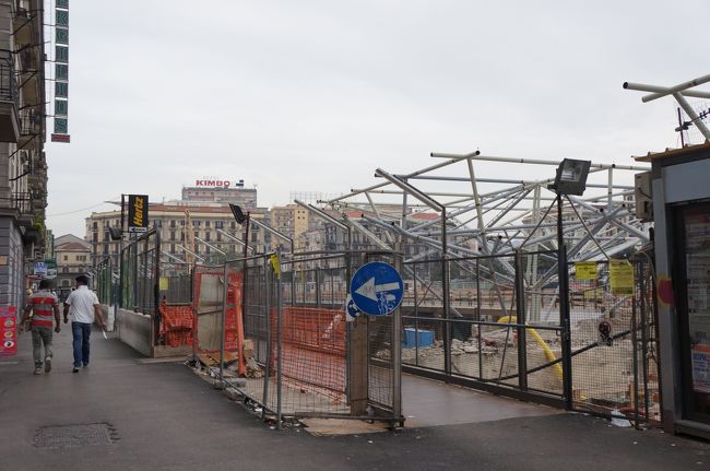 ナポリでの滞在時間は、ローマ行き列車が出発するまでの数時間。<br />さっくり観光しちゃいましょ。<br /><br />ナポリ中央駅前は地下鉄工事中。