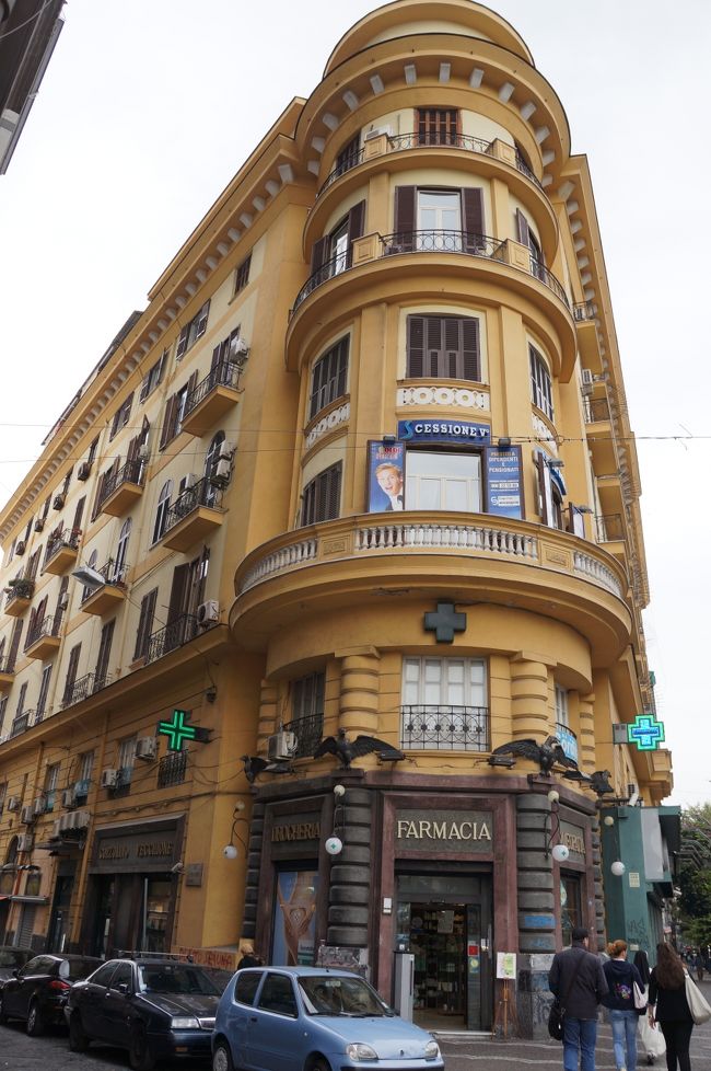 街の薬屋さんもカラフル。<br />