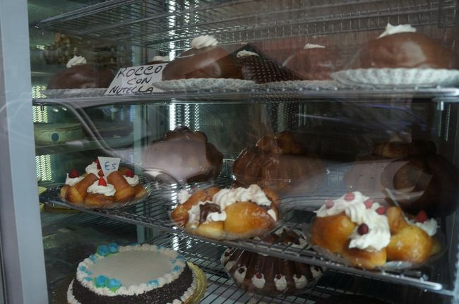 時間のない我ら、すぐさま駅に戻り次なる場所へ。<br />途中、スイーツ屋さんの店先。<br />ババってナポリのスイーツなんだって。