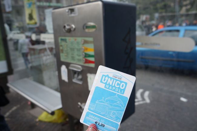 次なる目的地へは、トラムで移動。<br />券売機で切符を購入。