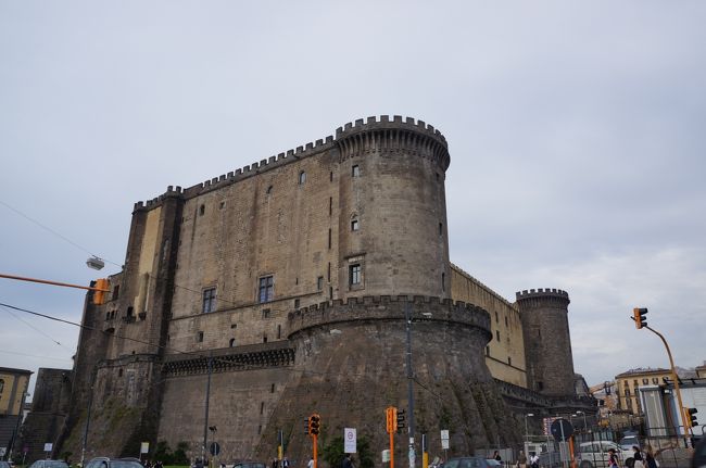ヌオーヴォ城。<br />１３世紀に起工されたお城。<br />時間の関係上、お城見学は割愛。