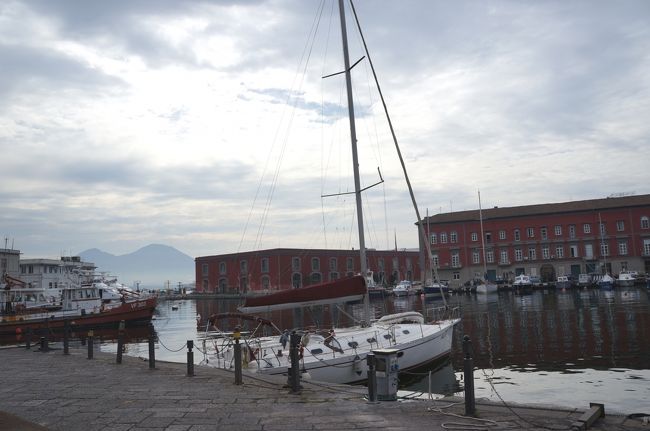 港町な風景。<br />遠くにはヴェスヴィオ火山が。