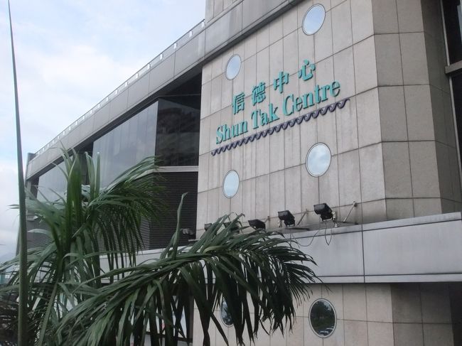 香港に到着。<br /><br />眠くて入国で並ぶのが面倒だったので、さっそくe-チャネルを試してみることに。<br />パスポートをかざして３秒くらいするとゲートが開き、指紋認証して３秒で入国完了。<br />めちゃ早い！