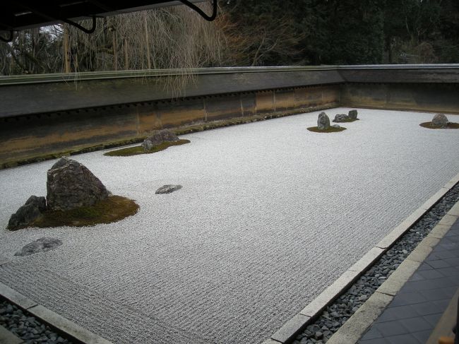 龍安寺の石庭、枯山水の方丈石庭。<br /><br />何度も数えました。<br />何度も。<br />意味も分からずに。<br /><br />調べたらとても深い意味がありました。<br />不完全の完全。