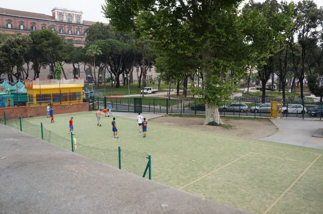 目的地目指して歩いてるとフットサルをしてる人達が。