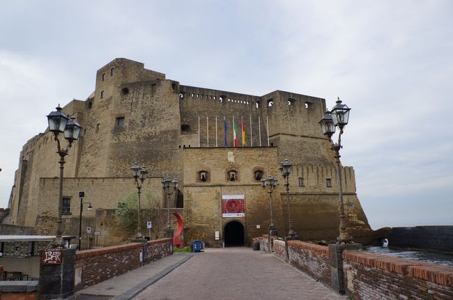 卵城。<br />１２世紀、ノルマン朝により建造されたお城。<br />古代ローマの詩人が城内に魔法をかけた卵を埋めたという伝説や、お城が楕円形だったという話など、名前の由来は諸説あるらしい。<br />確かに何で卵城？