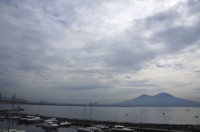 ヴェスヴィオ火山のある風景。<br />絵になるな。<br />日本だと桜島的な？