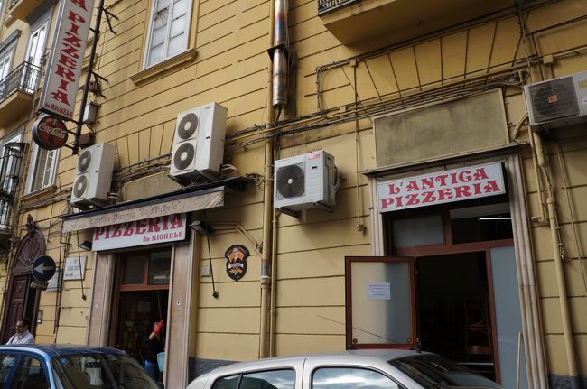 観光終了！<br />ホントはカプリ島とか行ってみたかったけど、南イタリアに割ける時間はここまで！<br />初イタリアだから、まずは王道を観ないとね。<br /><br />折角ナポリに来たならば食べないとでしょのナポリピッザ！<br />最近恵比寿にも支店が出来た“ｄａ　Ｍｉｃｈｅｌｅ”へ。<br />言わずと知れたナポリピッザの有名店らしい。<br />映画のロケにも使われてるんだって。<br /><br />