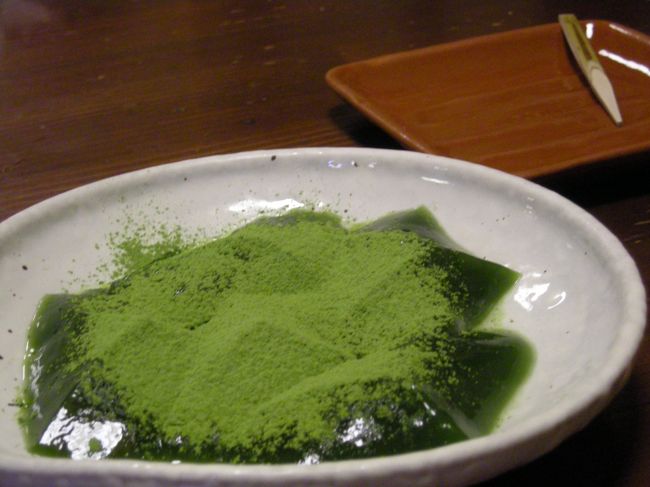 抹茶ワラビ餅！限定でした。<br /><br />お店は確か、金閣寺と仁和寺の間？？