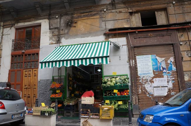 街の小さな八百屋さん。<br />色とりどりの野菜やフルーツがたくさん。<br />