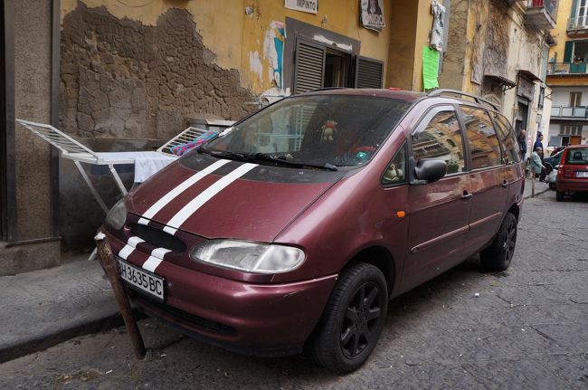 路駐の多いナポリ。<br />これ、アウトでしょ（笑）