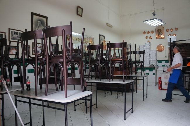 ｏｐｅｎ時間の１０：００になったので行ってみると、まだこんな状態。<br />さすがイタリア（笑）<br />結構急いでるので・・・椅子下ろすの手伝いましょうか？