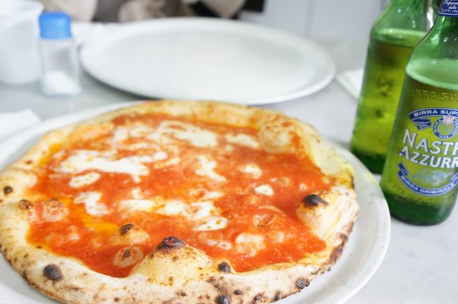 待つこと約１０分。<br />やっと席に通されオーダー。<br />オーダーしてからは早かった！<br /><br />ピッザ・マルゲリータ　４ＥＵＲ。<br />生地がモチモチしてて美味しぃーーーー♪<br />ナポリピッザ、安いし美味しいし最高☆<br />次回は何軒か食べ比べしたいな。