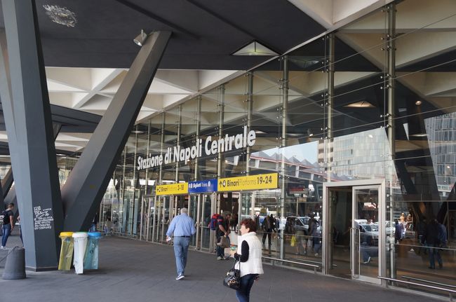 ホテルで荷物をピックアップして駅まで。<br />鉄道の旅は、駅近に限るっしょ。<br />下町っぷりを微塵も感じさせない近代的な感じのナポリ中央駅。<br />