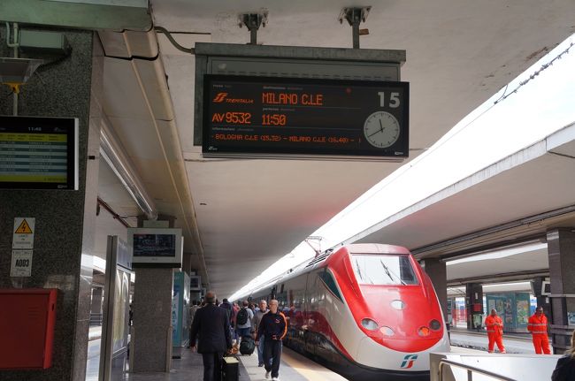 イタリアの鉄道は、時間ギリギリまで出発番線が決定しないって聞いてたから、超警戒。<br />出発間際まで気が抜けないな。<br /><br />今回は、窓口で買う手間を省く＆お安く手に入れる為、全区間Ｗｅｂで予約。<br />事前にバーコード付きのｅ−チケットを印刷して乗車すれば、乗車前に打刻しなくってＯＫ。<br />購入も乗車も楽チンだな〜！