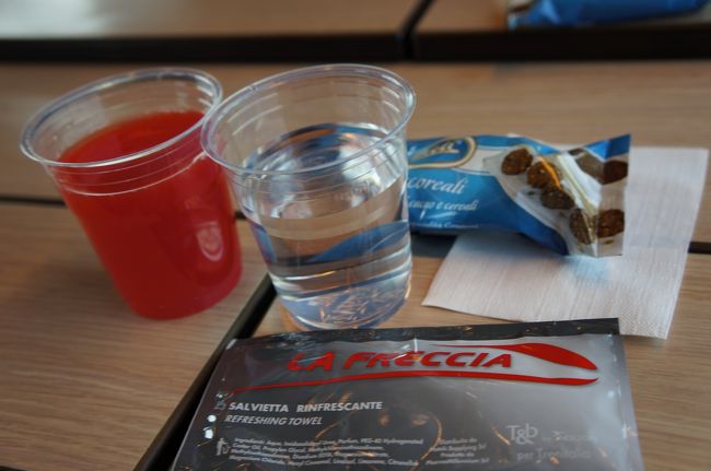 １等車では、飲み物とお菓子のサービスが。<br />ブラッドオレンジジュースを頼んでみたけど、失敗。。<br />１００％じゃないと美味しくなーい。