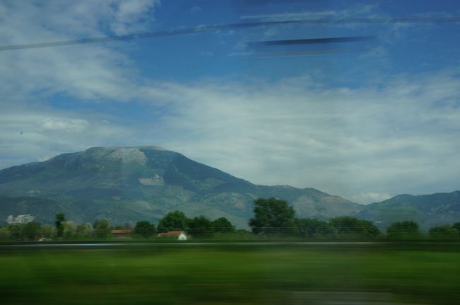 ローマに向けて世界の車窓から。<br />約１時間の鉄道の旅。<br />のどかな風景。。<br /><br /><br />　＊＊＊＊　ナポリ編おしまい、ローマ編へ続く　＊＊＊＊<br /><br />最後まで読んで下さいましてありがとうございます。<br />よろしければ、ローマ編にも遊びに来て下さい♪<br />↓<br />ローマ編♪<br />http://4travel.jp/traveler/mitsubachimaaya/album/10707689<br /><br />