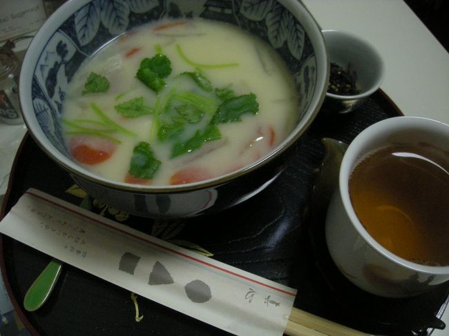 最後は、京都生まれの友達のお母さまが作る京野菜を使った白みその雑煮。<br /><br />やばいぞー！これは！<br />この旅一の心やられる一品でした。<br /><br />突然の訪問、ガイドも全部お願いしてしまい本当にお世話になった二日間、友達に感謝！