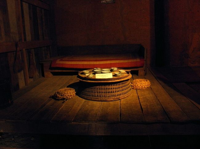 展示物・食卓とベッド