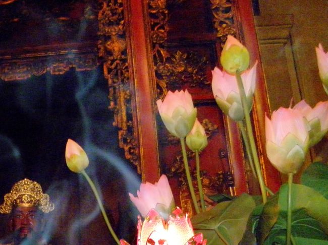 ホアンキエム湖　お寺にて