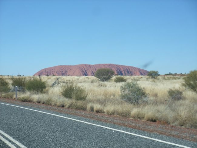 ８月８日（水）今日は、ウルル／カタ･ジュタ国立公園内を巡る旅とする。<br /><br />ゲートで入場料一人$25を支払って、車で進んでいくと目の前にウルルの姿が…<br /><br />聞いてはいたが…その大きさと神々しい姿に心の底からの感動が湧いてくる。運転しながら、思わず「うぉー！！！」と叫んでいた。<br />
