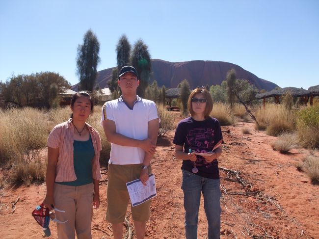 まずは、ウルル／カタ･ジュタ文化センターに行き、国立公園についての基本的な理解を深める。<br /><br />文化センター方面からのウルルの眺めは神聖なものなので写真を撮ってはいけないとの注意があった。もちろん館内も撮影禁止。