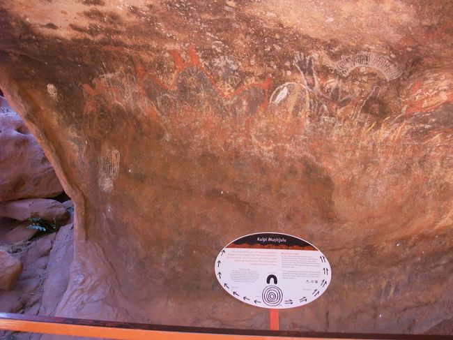 所々にアボリジニの描いた壁画が見られる。