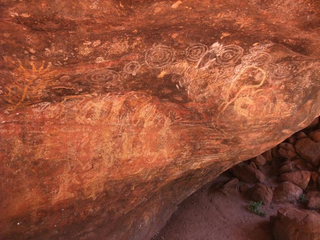 丸い模様は、雨季の時の渦を巻いて流れる水の様子を表しているとのこと。