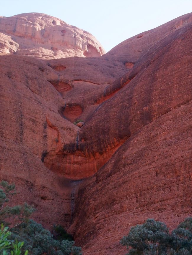 明らかに雨季には滝になるであろう、削られた岩肌。<br /><br />その跡は、ハート形にも見える！