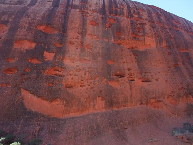 途中の岩肌には、風の谷と似たような風雨での浸食のあとが…。