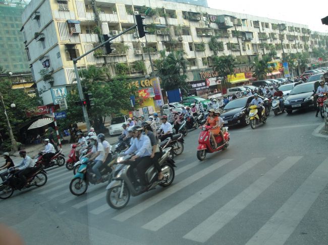 前日の夜　ハノイに到着して<br />翌日　朝早くからバスでハロン湾に出発しました。<br />写真は朝のハノイの出勤風景<br />大量のオートバイ通勤者でした。
