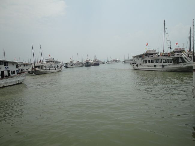 ハロン湾<br />片道３時間以上かかって、ハロン湾到着<br />新しいのやら、大丈夫かこの舟、みたいな舟まで<br />たくさんの船が浮かんでました。<br />湾の中で、水もそんなにきれいじゃないのに、<br />なぜか、日本のような磯臭さが全くないのが不思議