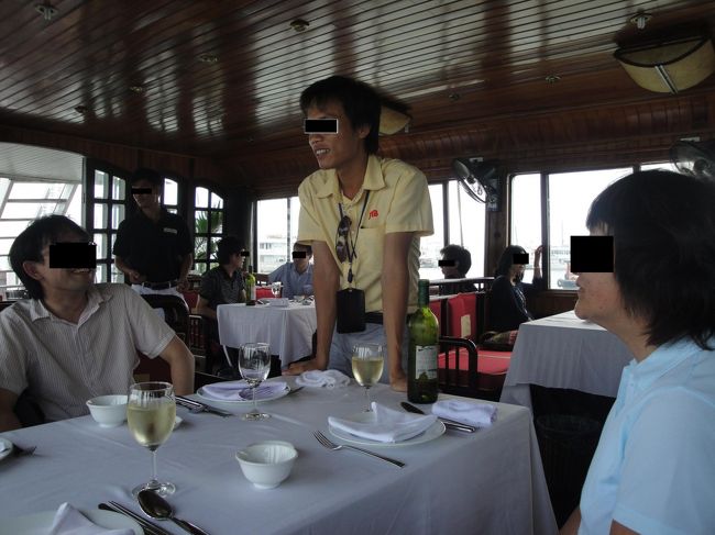 ハロン湾<br />船の中の様子です。<br />けっこうきれいでおしゃれ<br />あと、ツアーで来ると、結構初対面の人と話せて面白いですね。<br />ちなみに<br />今回は、夫婦が我々含めて２組、姉妹一組、男性一人旅２人<br />という構成でした。（ちなみに我々が、完全最年長）