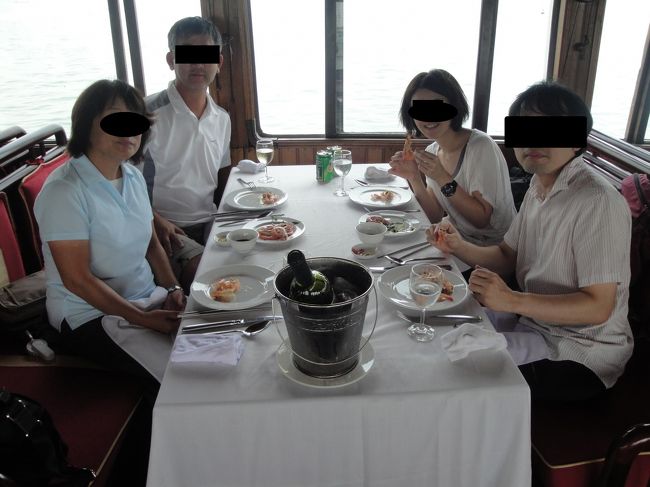 ハロン湾<br />で、乗船すると　すぐランチタイム<br />海鮮中心だったので、ワインを頼んで<br />楽しい　お食事タイムでした。